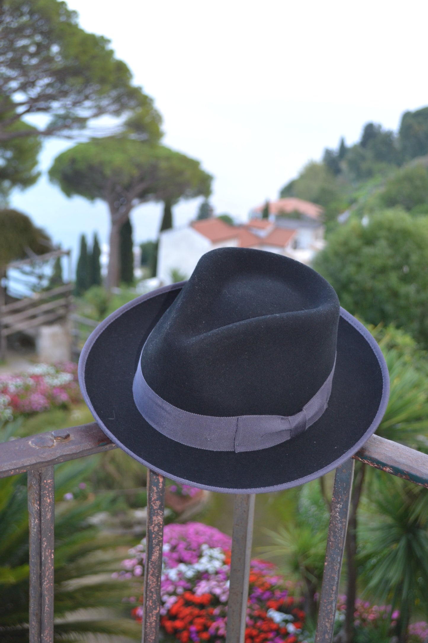 Cappello Fedora a tesa corta con fascia grigia