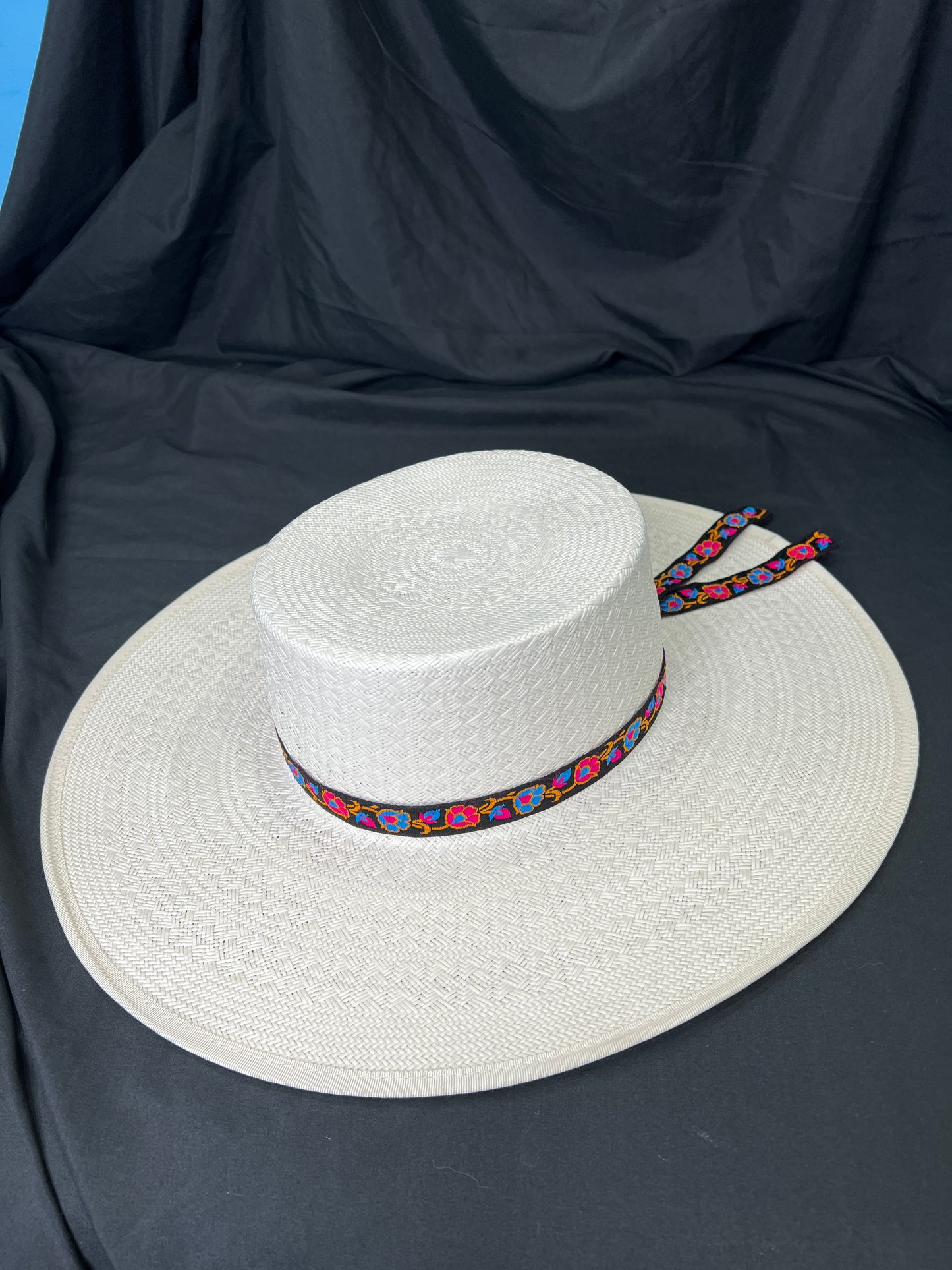 Cappello di paglia bianco