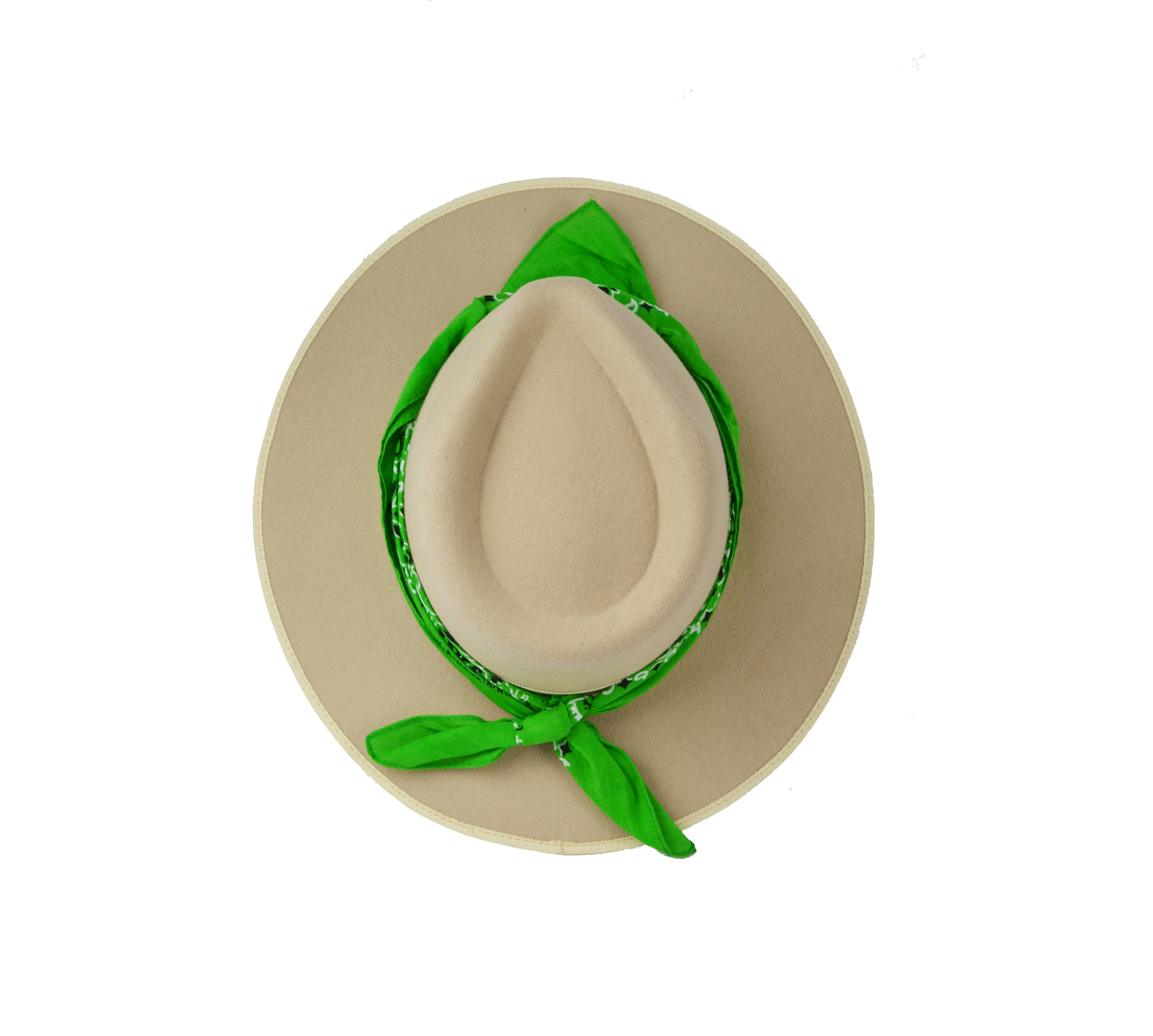 Cappello fedora beige con fascia in seta verde,