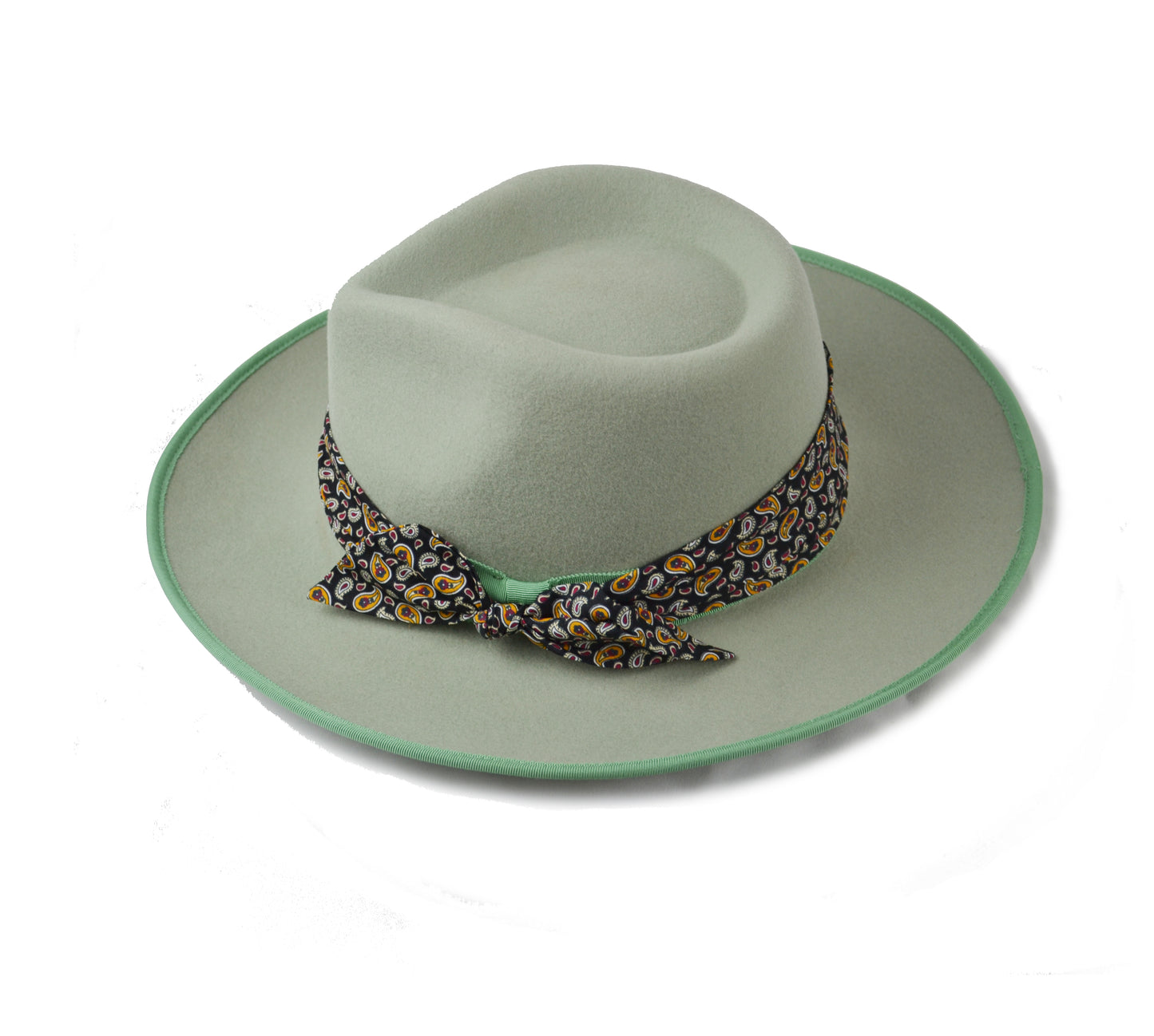 Cappello verde giada con fascia in seta nera decorata