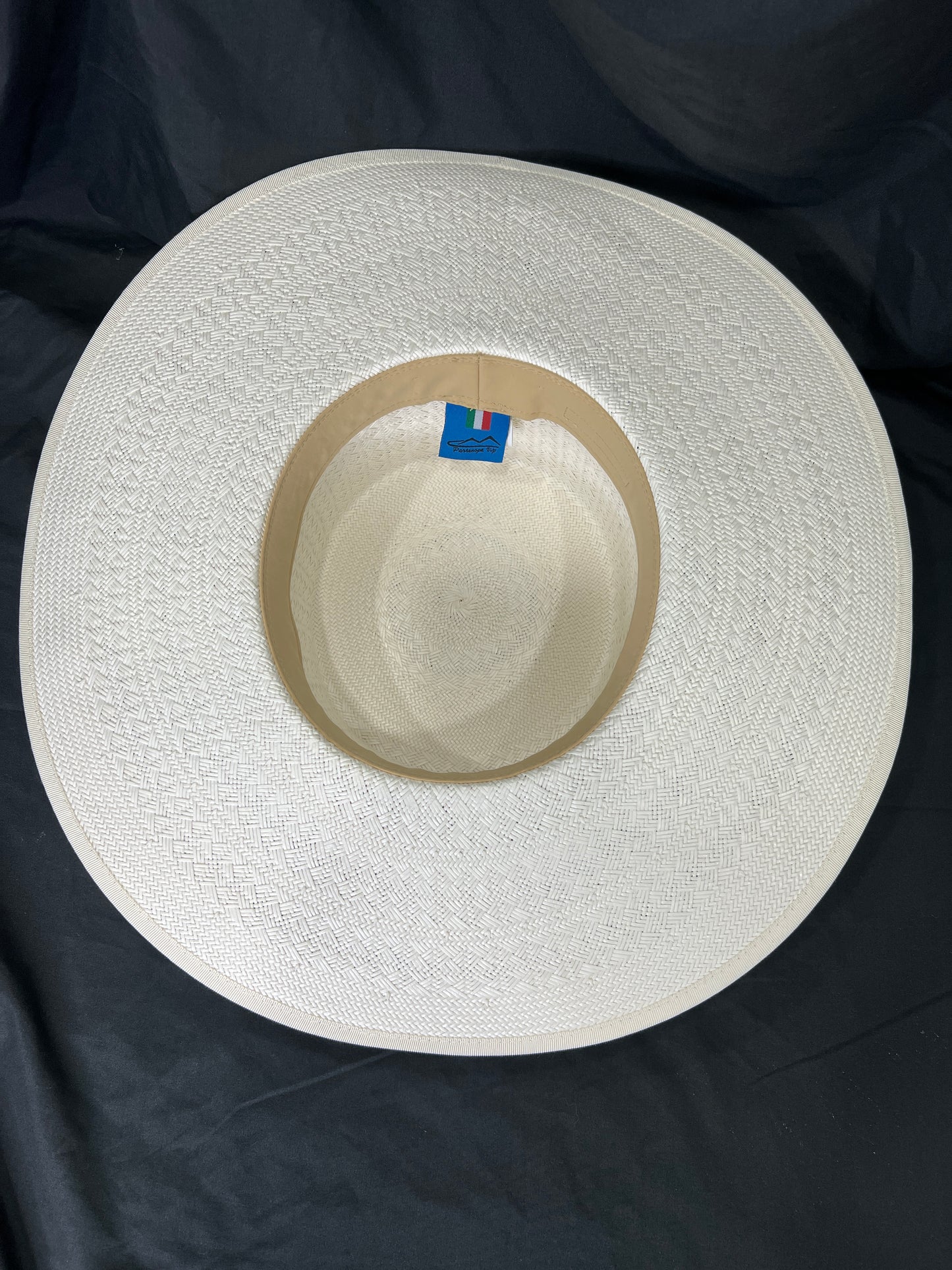 Cappello di paglia bianco