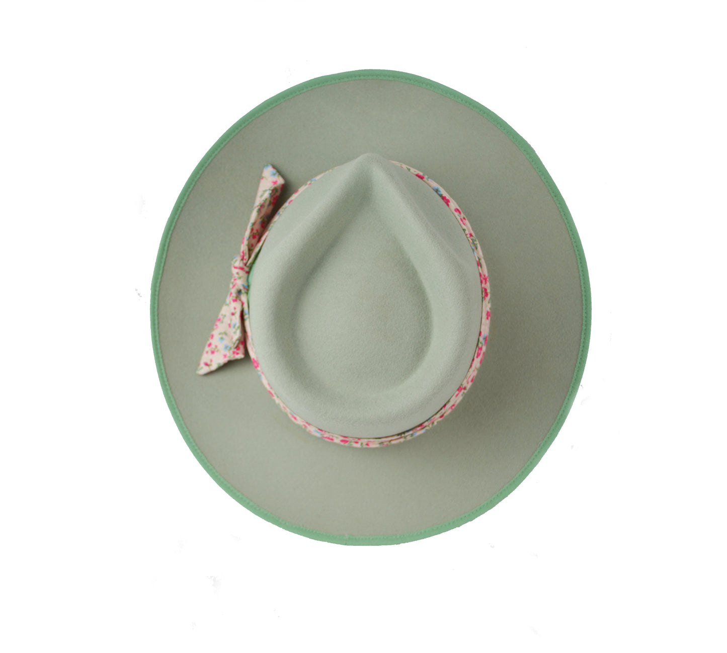 Cappello verde giada con fascia in seta di color crema decorata, elegante