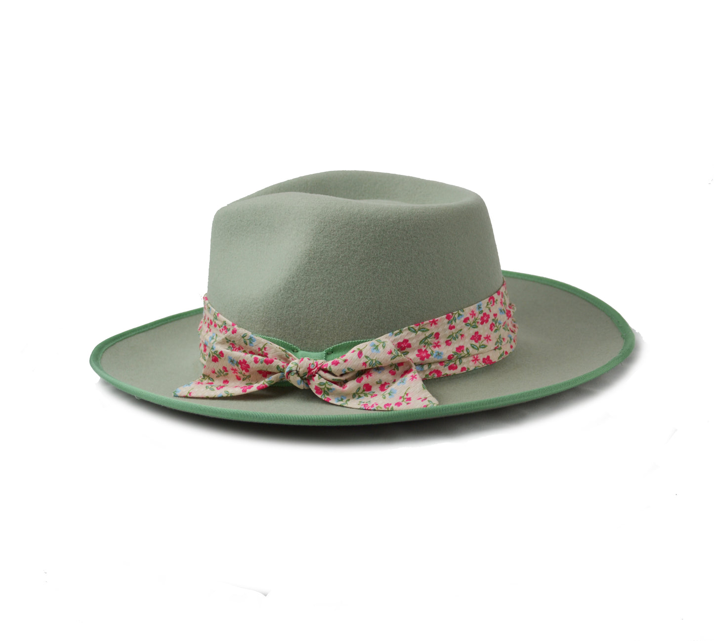 Cappello verde giada con fascia in seta di color crema decorata, elegante
