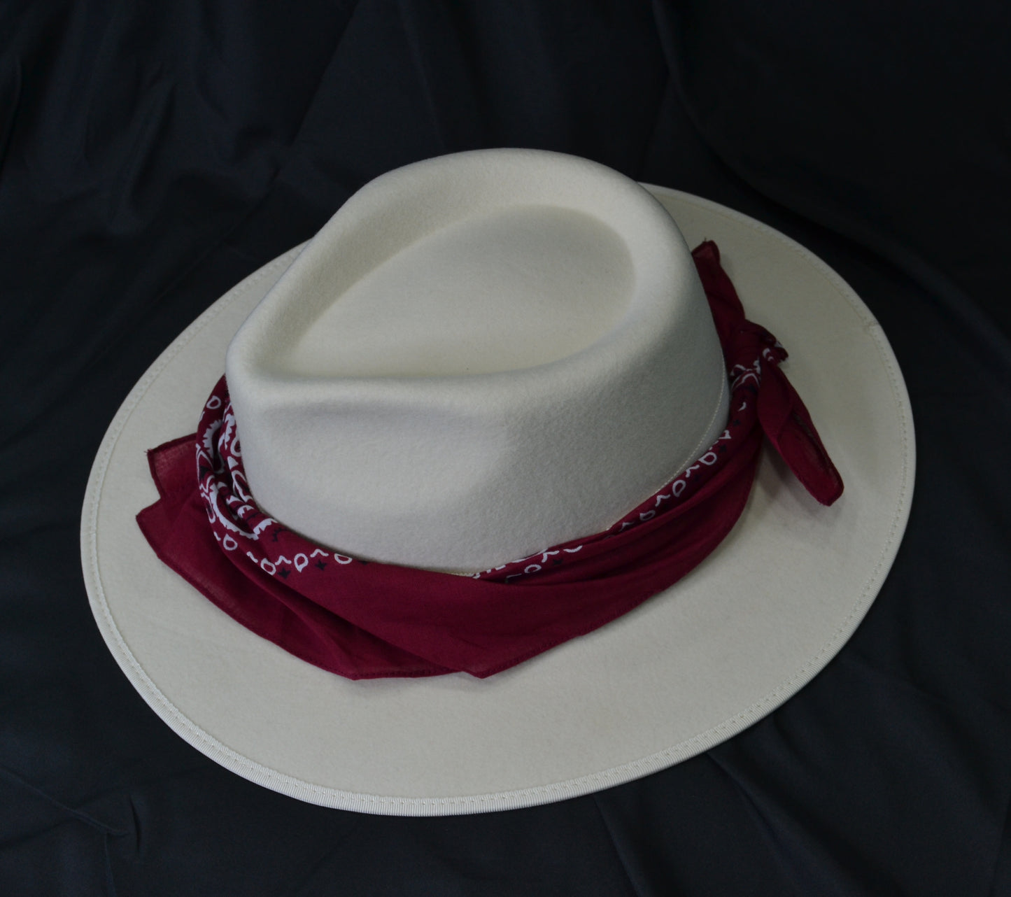 Cappello fedora bianco grigio con fascia in seta rosa