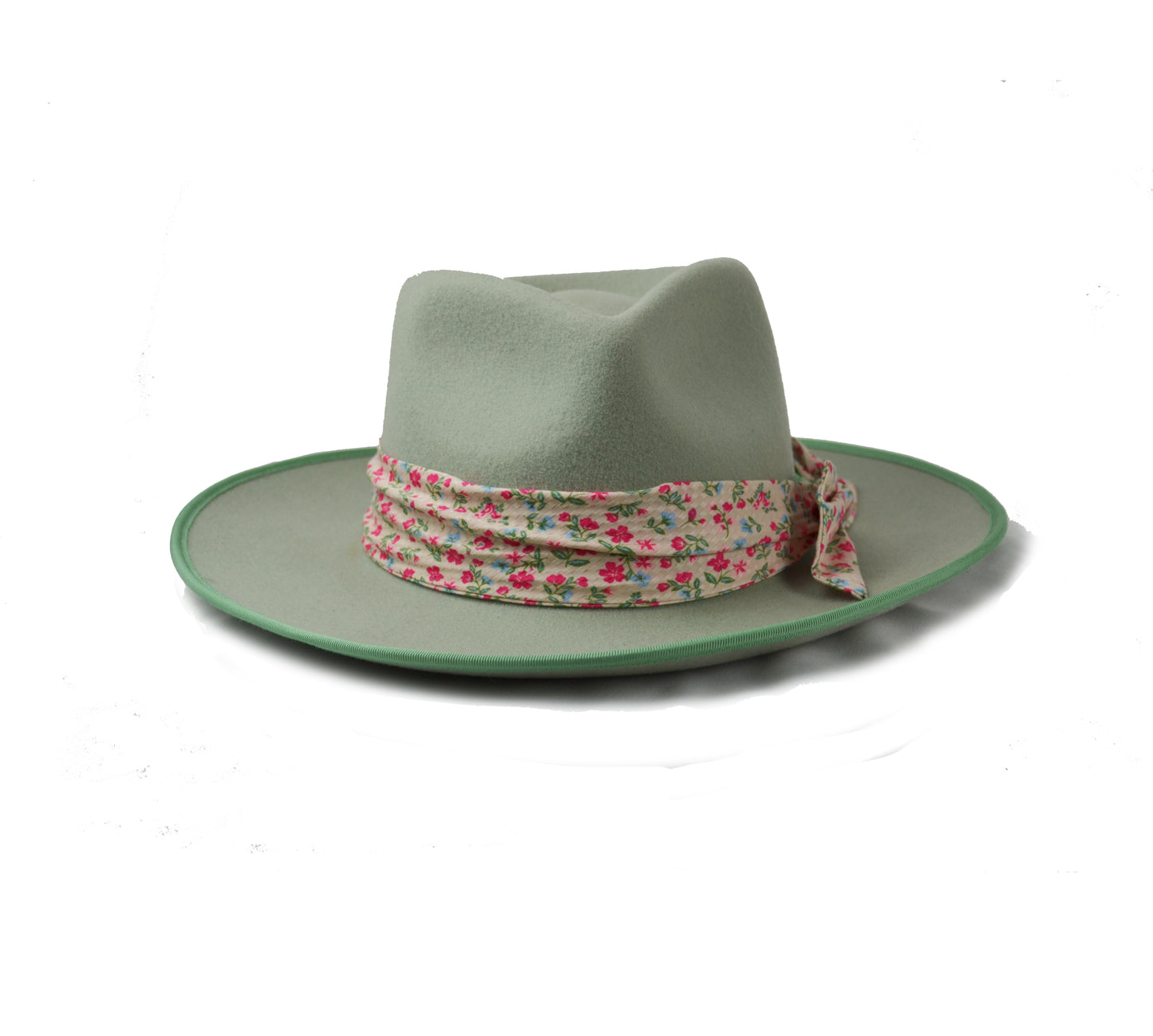 Cappello verde giada con fascia in seta di color crema decorata, elegante