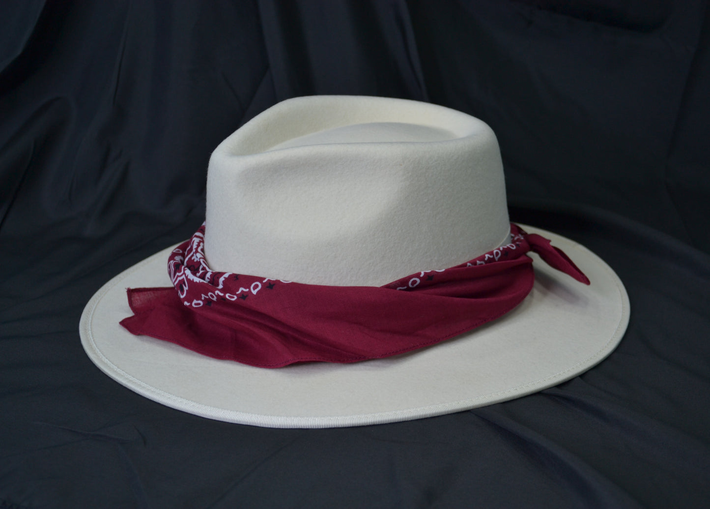 Cappello fedora bianco grigio con fascia in seta rosa