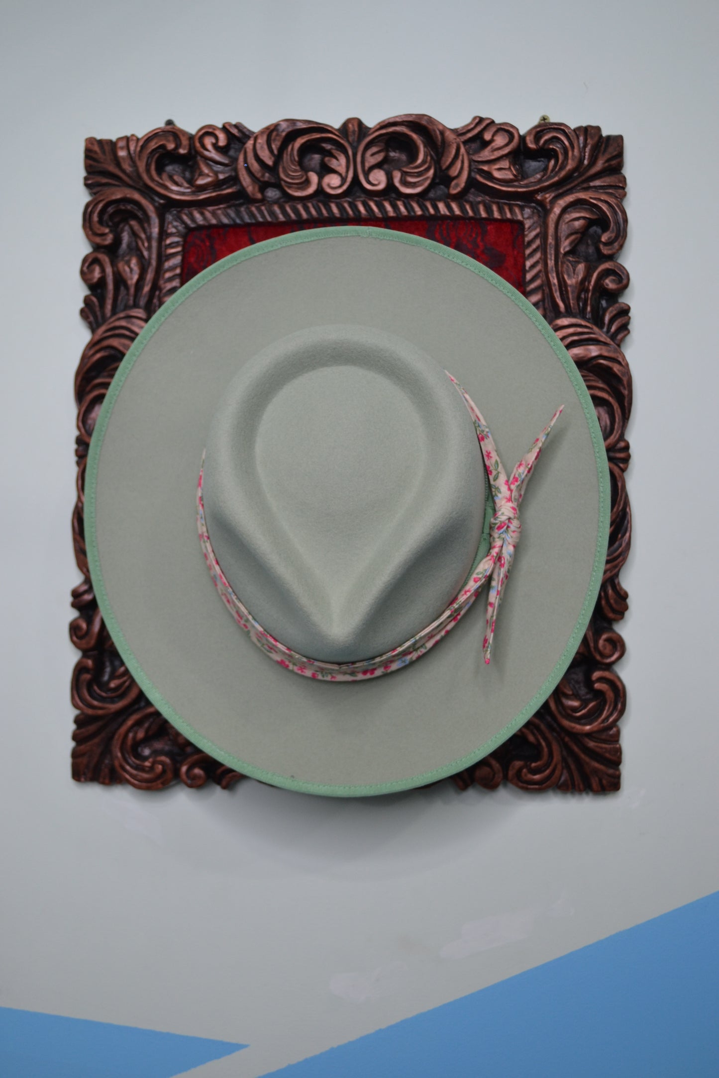 Cappello verde giada con fascia in seta di color crema decorata, elegante