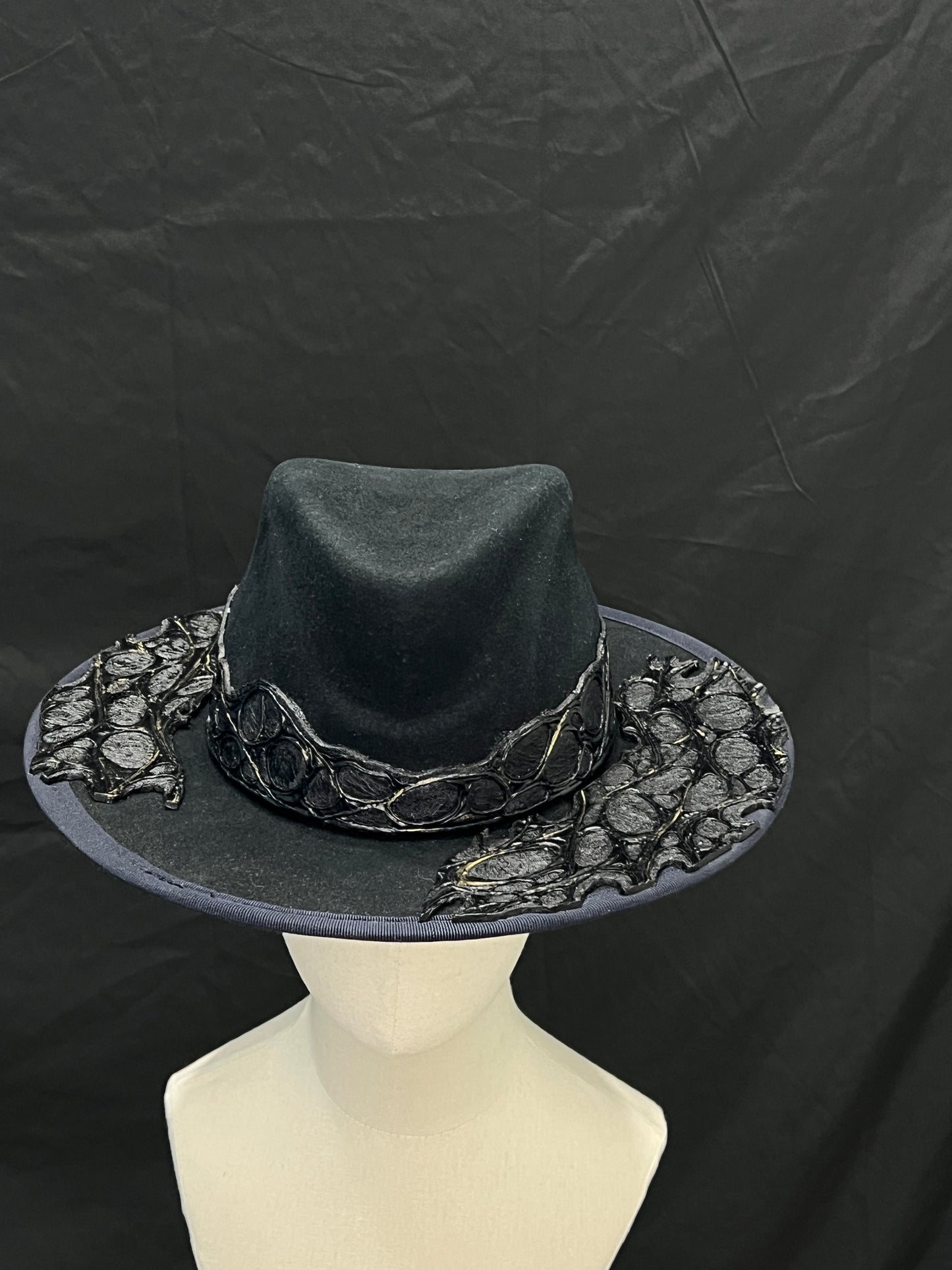OBSIDIA AURUM – Fedora Artigianale con Pelle Scultorea