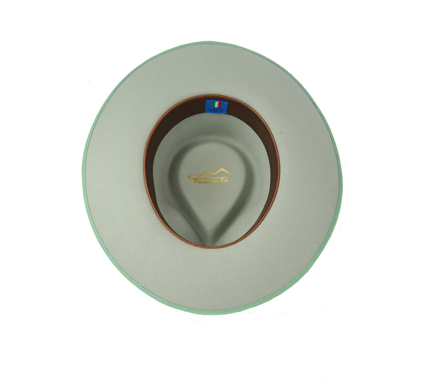 Cappello verde giada con fascia in seta di color crema decorata, elegante