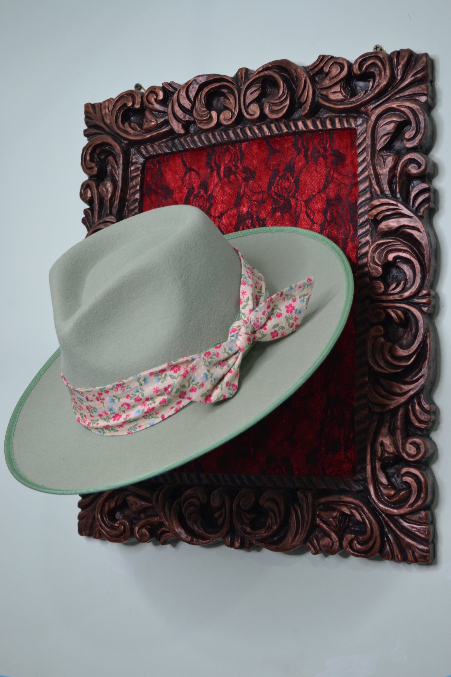 Cappello verde giada con fascia in seta di color crema decorata, elegante