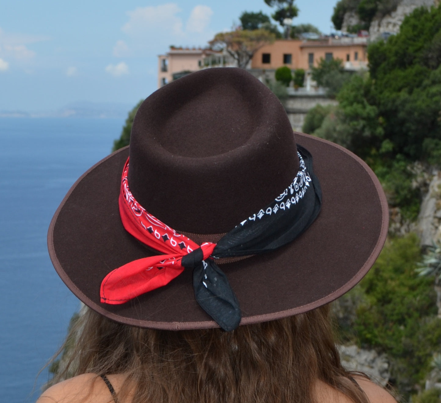 Cappello fedora marrone con fascia in seta nero rosso