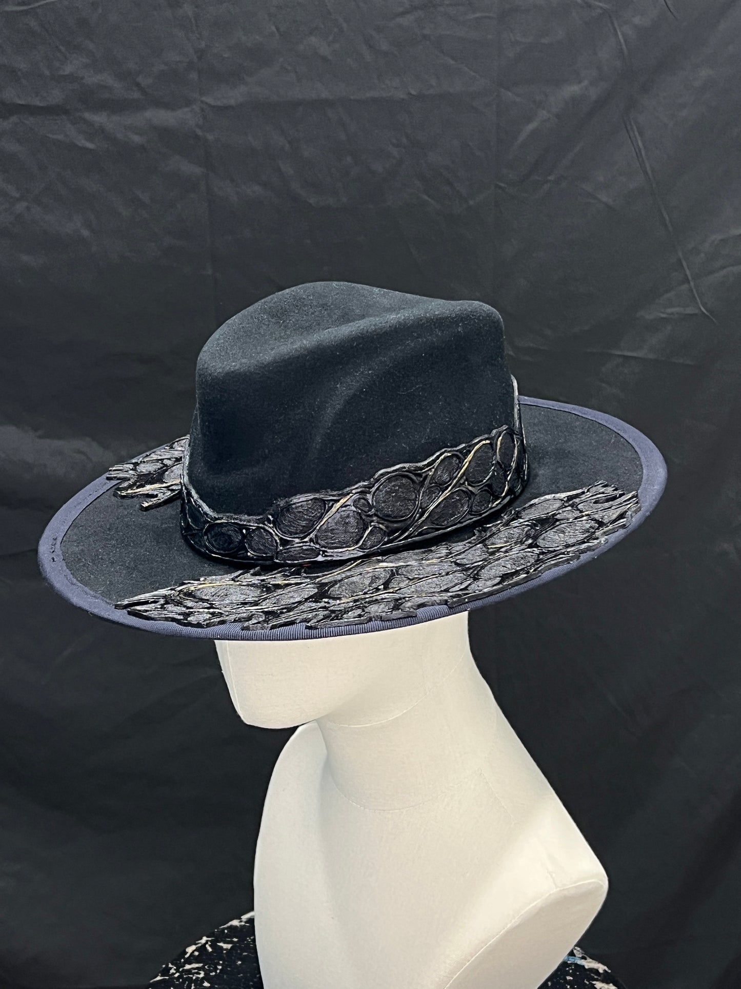 OBSIDIA AURUM – Fedora Artigianale con Pelle Scultorea