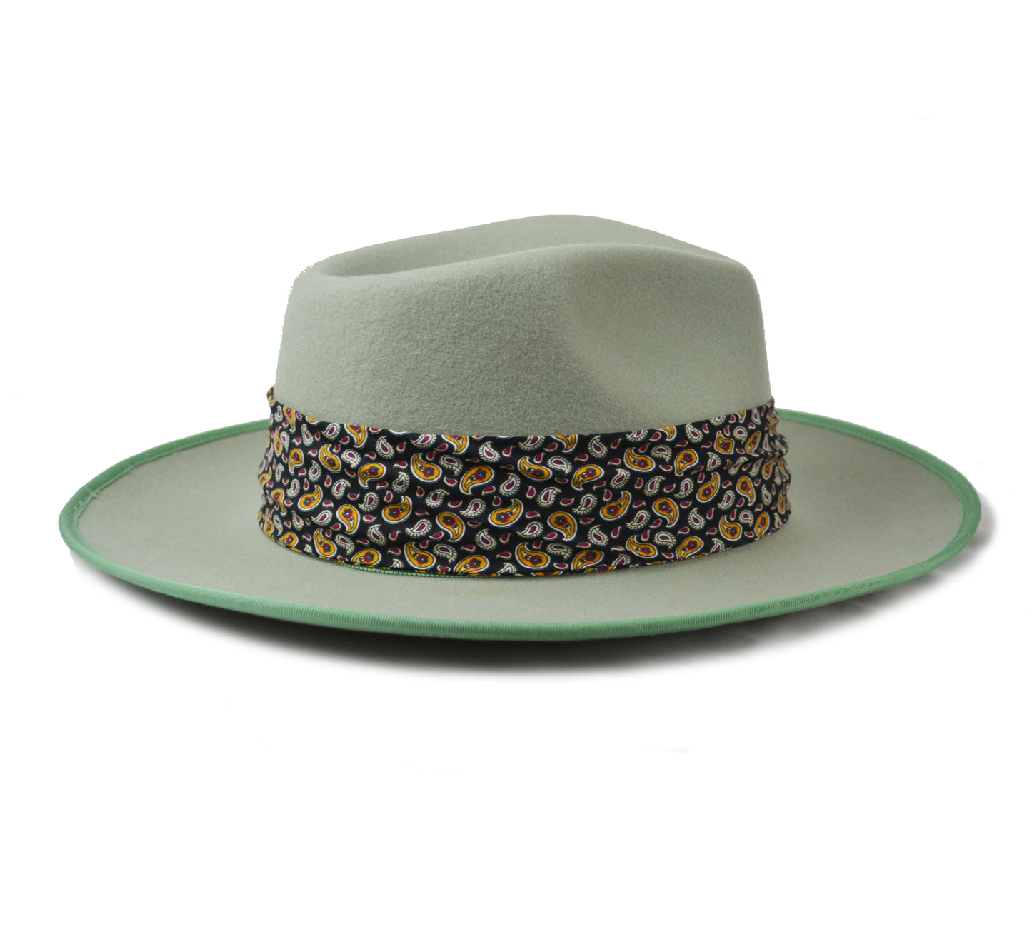 Cappello verde  giada con fascia in seta nera decorata
