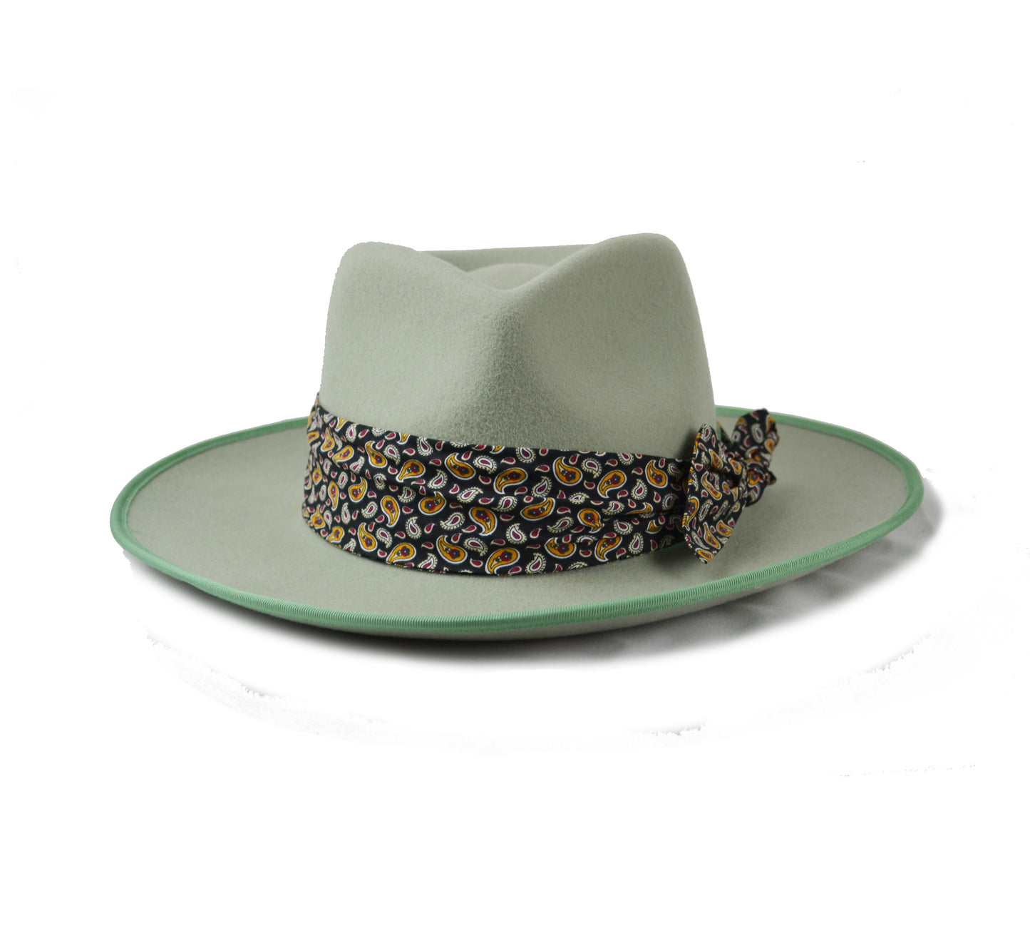 Cappello verde  giada con fascia in seta nera decorata