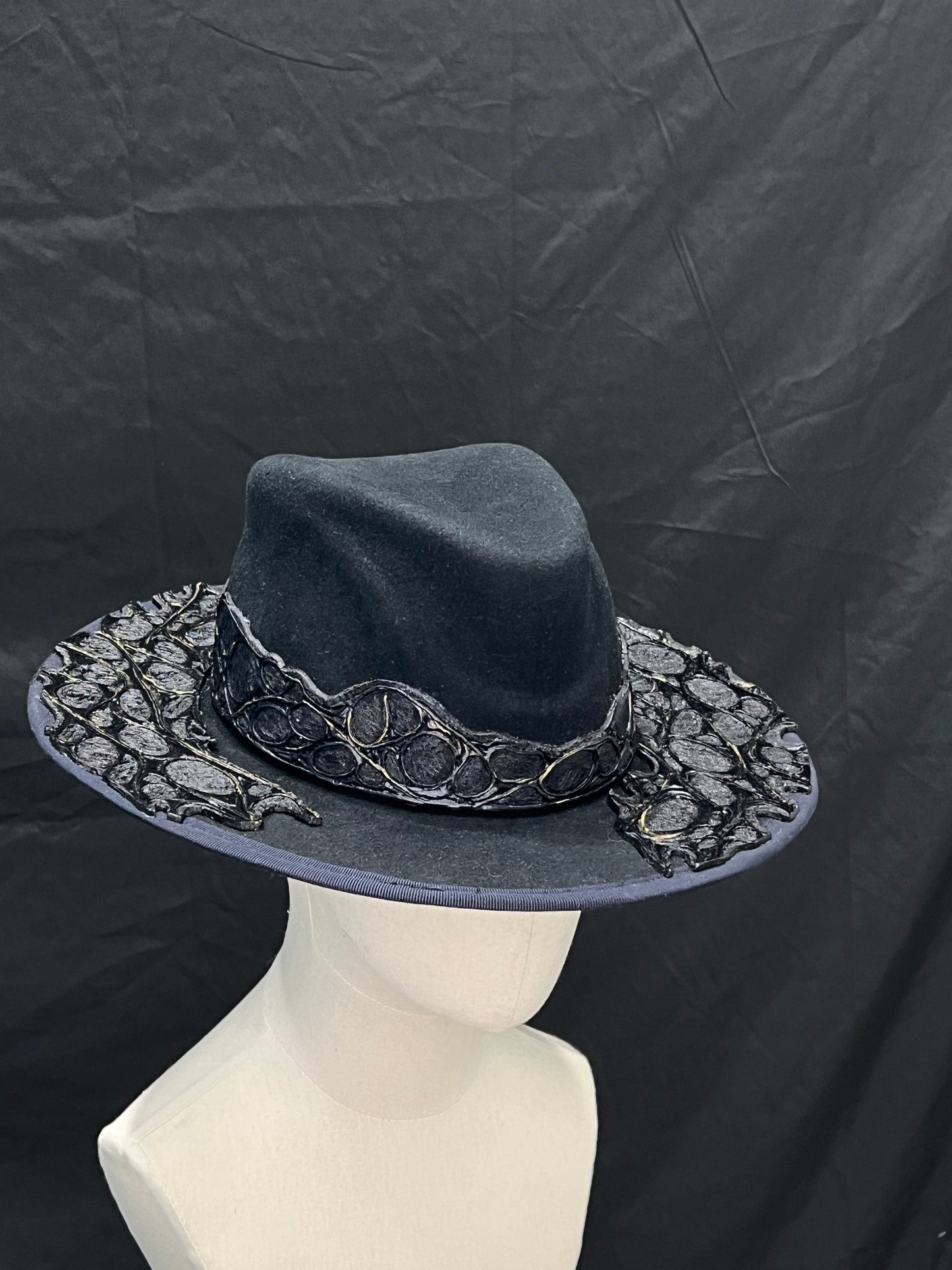 OBSIDIA AURUM – Fedora Artigianale con Pelle Scultorea