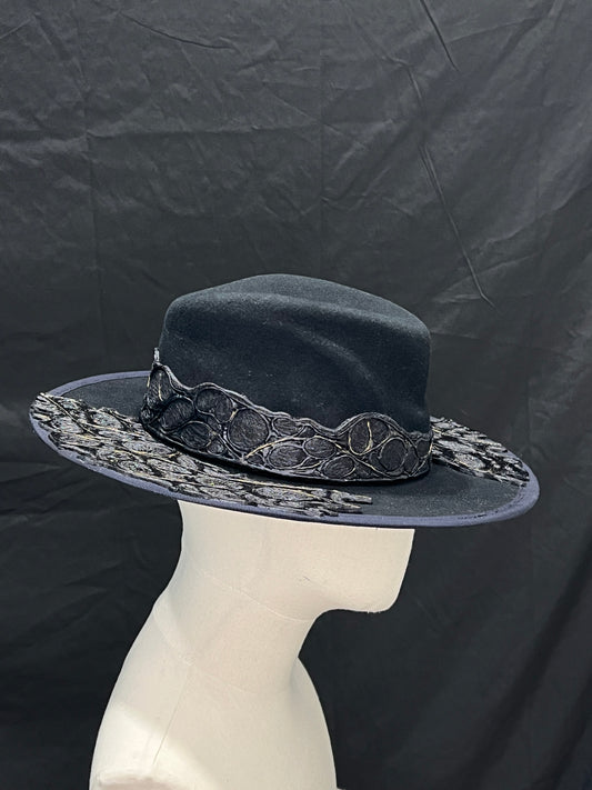 OBSIDIA AURUM – Fedora Artigianale con Pelle Scultorea