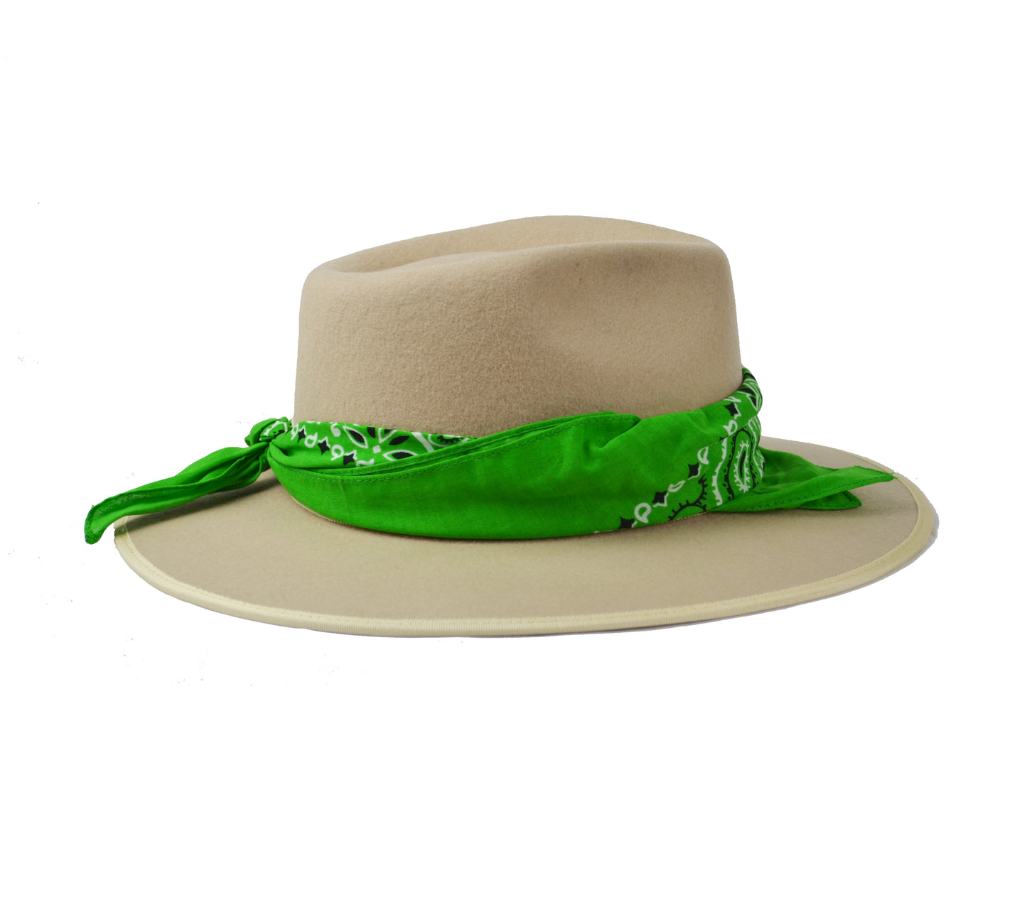 Cappello fedora beige con fascia in seta verde,