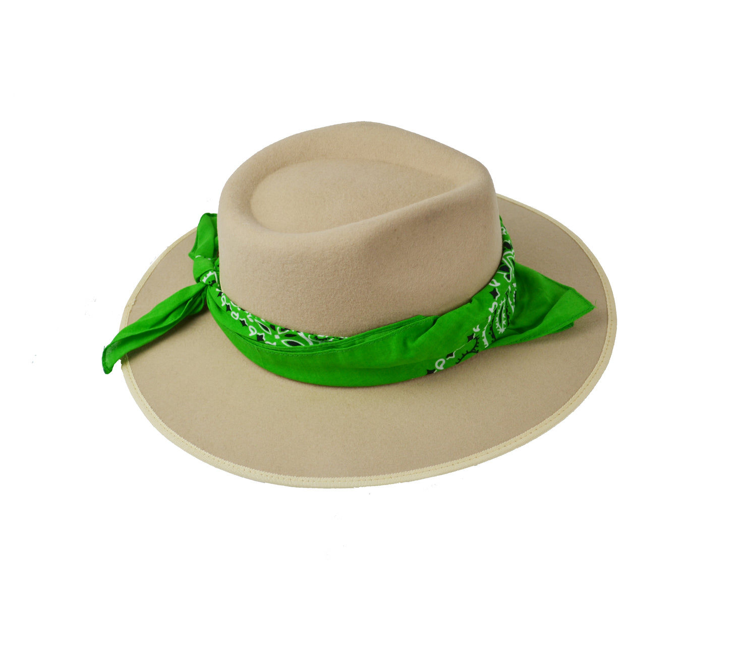 Cappello fedora beige con fascia in seta verde,