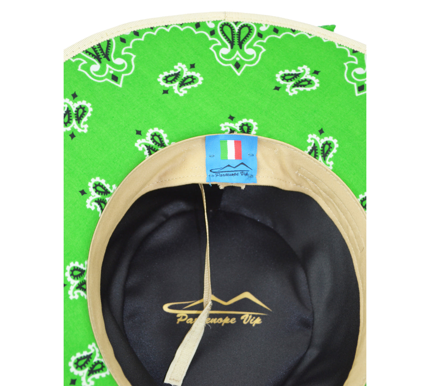 Cappello fedora beige con fascia in seta verde,