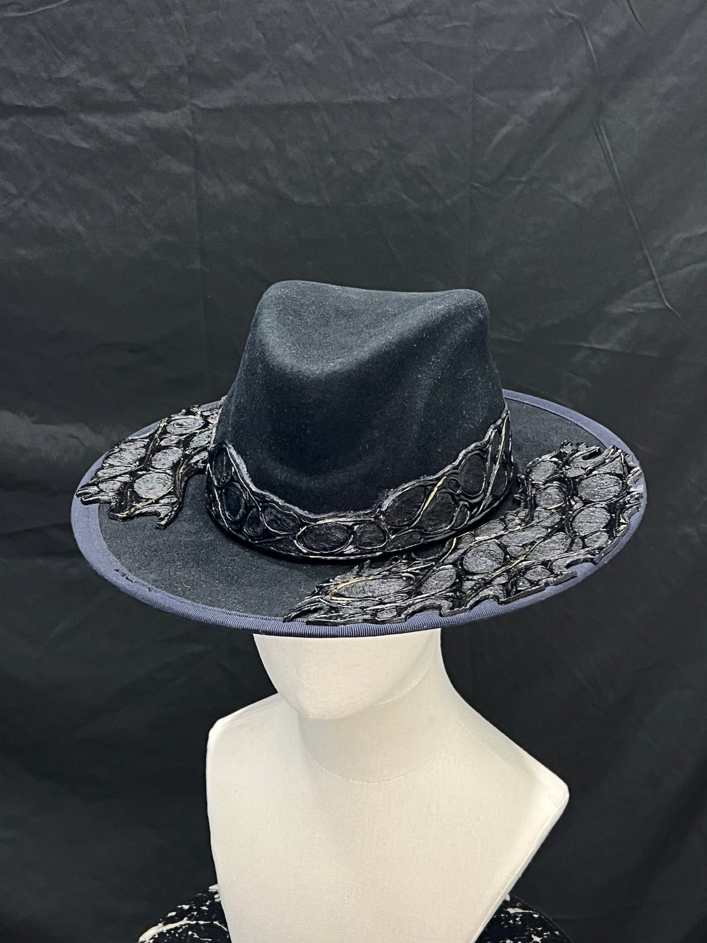 OBSIDIA AURUM – Fedora Artigianale con Pelle Scultorea