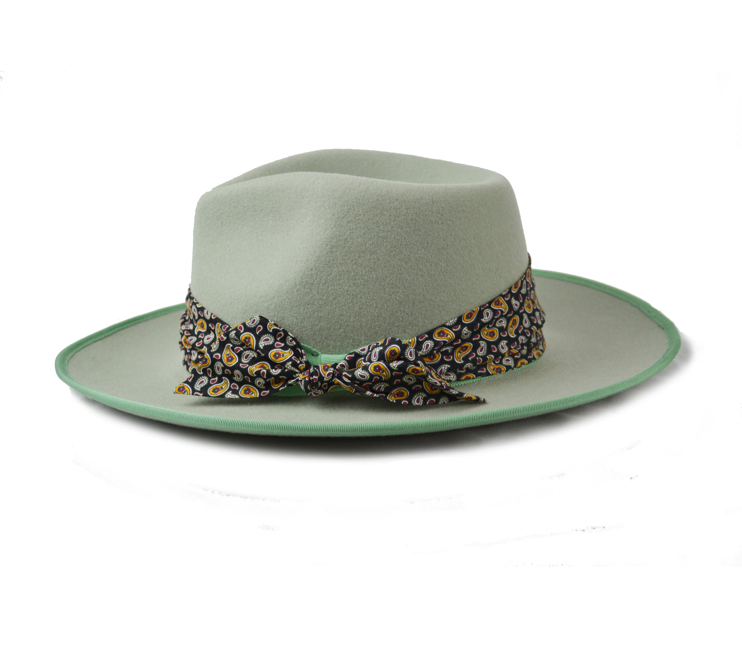 Cappello verde  giada con fascia in seta nera decorata