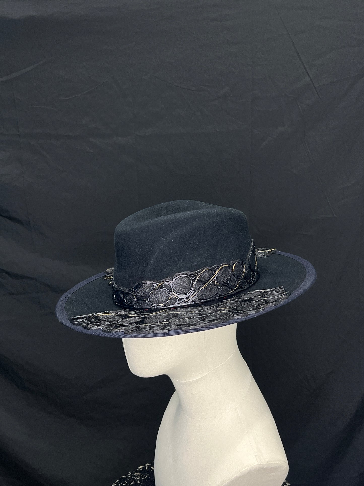 OBSIDIA AURUM – Fedora Artigianale con Pelle Scultorea